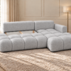 Jasnoszara sofa w eleganckim wnętrzu Narożnik Soffy prawostronny z funkcją spania i pojemnikiem szary boucle