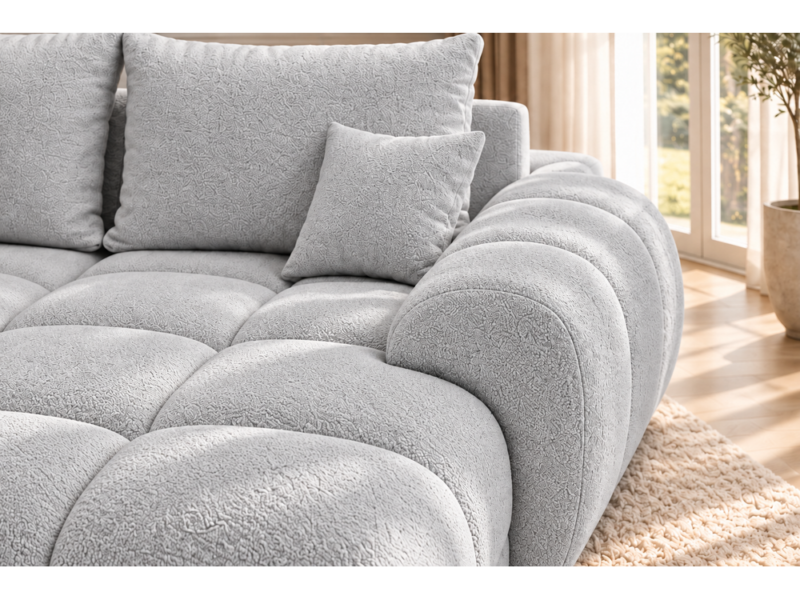 Jasnoszara sofa w słonecznym wnętrzu_PRAWY Narożnik z funkcją spania i pojemnikiem Aurio prawy szary boucle