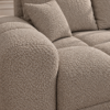 Sofa boucle w ciepłym odcieniu taupe_PRAWY Narożnik z funkcją spania i pojemnikiem Aurio prawy beżowy boucle