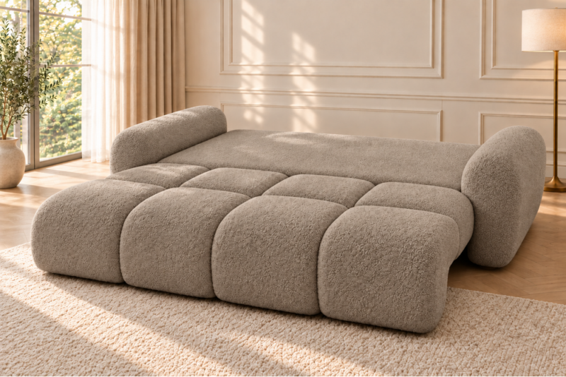 Sofa w ciepłym beżowoszarym odcieniu Sofa z funkcją spania i pojemnikiem na pościel Milo beżowa boucle